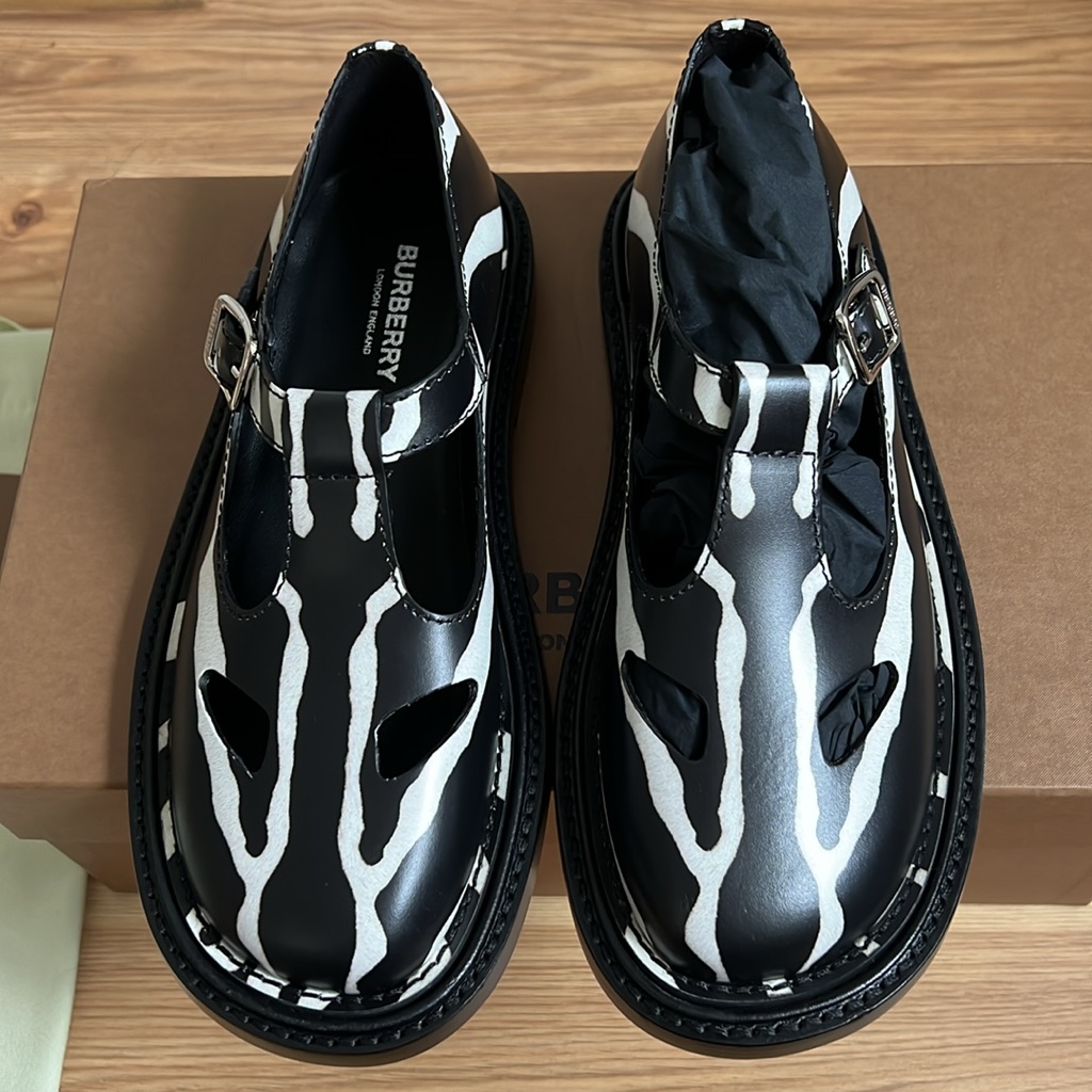 Nwt Burberry Leather Mary Janes Size 36